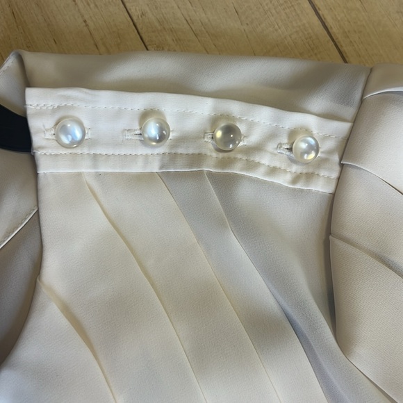 La Blouse 8p. Cream top - Picture 3 of 6